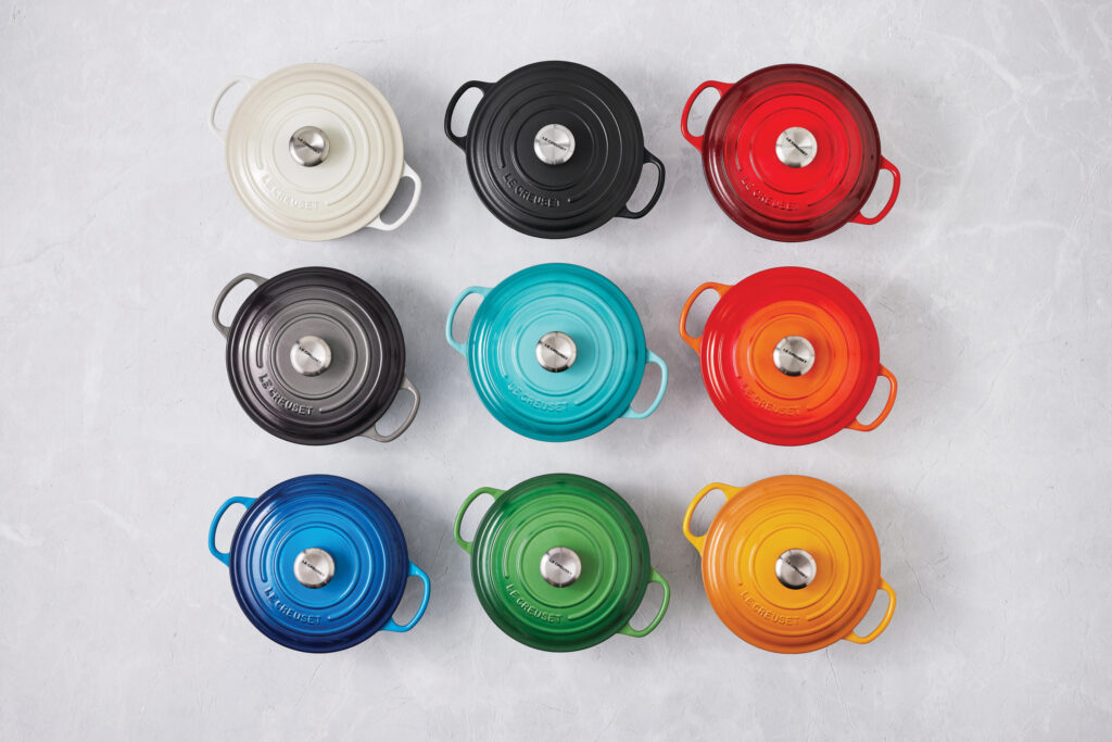 Na imagem há 9 panelas de ferro fundido da Le Creuset coloridas em 3 fileiras de 3 colunas.