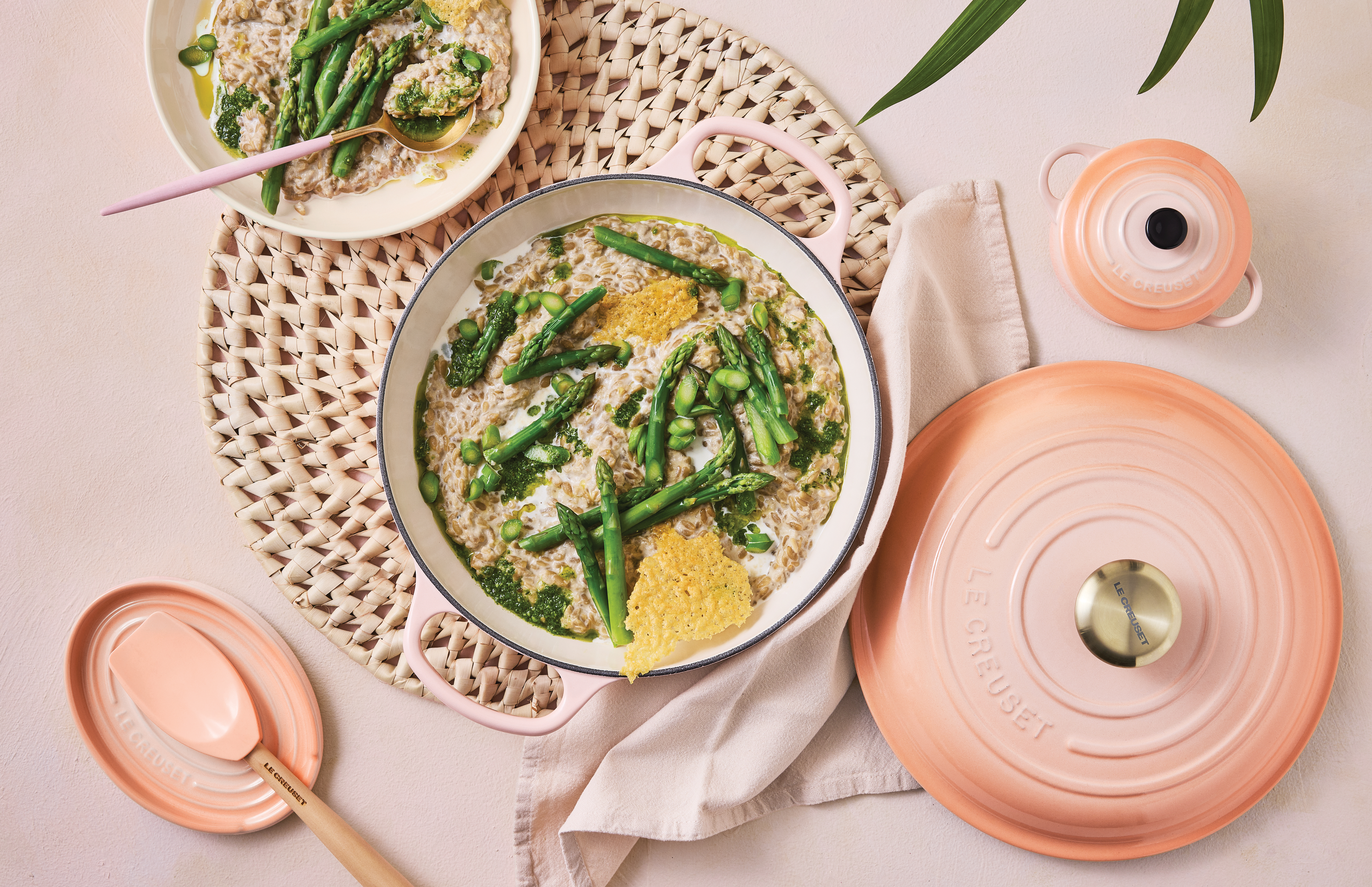 Uma receita em uma caçarola na cor Pêche Le Creuset.